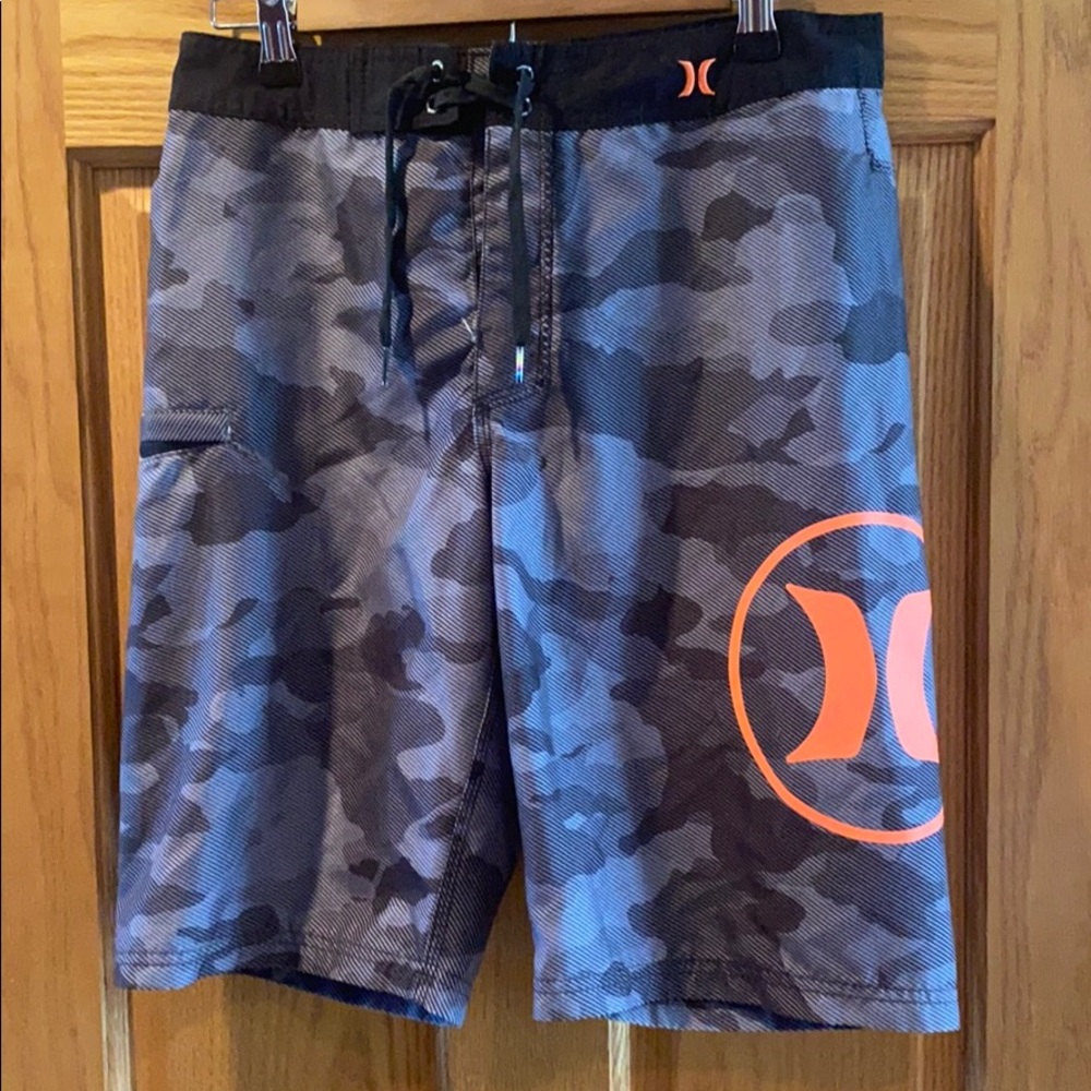 Hurley camo board shorts in great shape 🔶